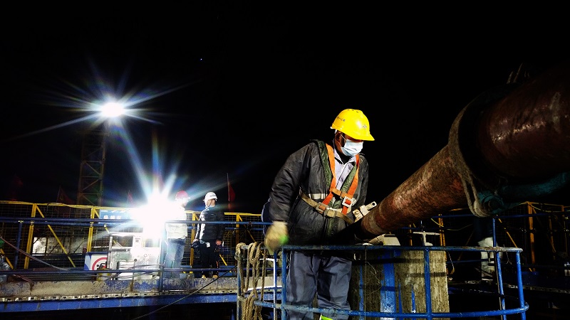 1585804500119923.jpg 7、產業工人站在布料機作業平臺觀測混凝土輸送是否順暢.jpg