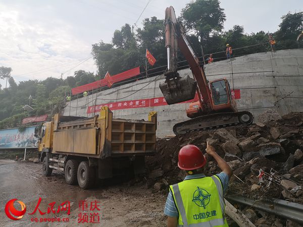 人民網報道；“路搶通啦，我們果農高興慘了！”                                                                                                                                                                                             