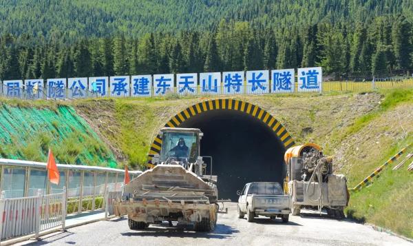 已掘進(jìn)8.3公里!全長11.77公里的東天山特長隧道建設(shè)進(jìn)展順利 已掘進(jìn)8.3公里!全長11.77公里的東天山特長隧道建設(shè)進(jìn)展順利